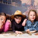 Drei Kinder auf schokoladiger Abenteuerjagd im Chocoversum